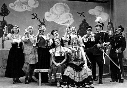 The cast of "The Operetta" sings the drinking song on I Love Lucy